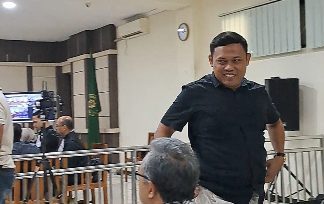 SAKSI SIDANG--Wakil Ketua DPRD Kabupaten Pekalongan, Ruben Prabu Faza, berjalan ke luar ruangan usai bersaksi dalam sidang kasus dugaan korupsi Bupati Pekalongan nonaktif, Fadia Arafiq, Jumat (21/8/2026). (bae)