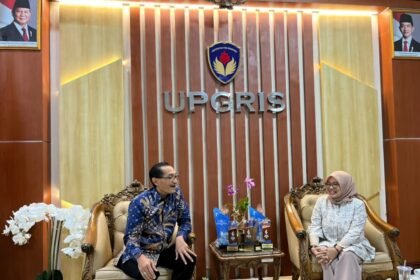 SINERGI - Anggota Bawaslu Demak, Kusfitria Marstyasih, bertemu Rektor UPGRIS Dr. Sapto Budoyo di ruang rektorat UPGRIS, Kamis (20/8/2026)., membahas kerja sama program 'Guru Sahabat Demokrasi.