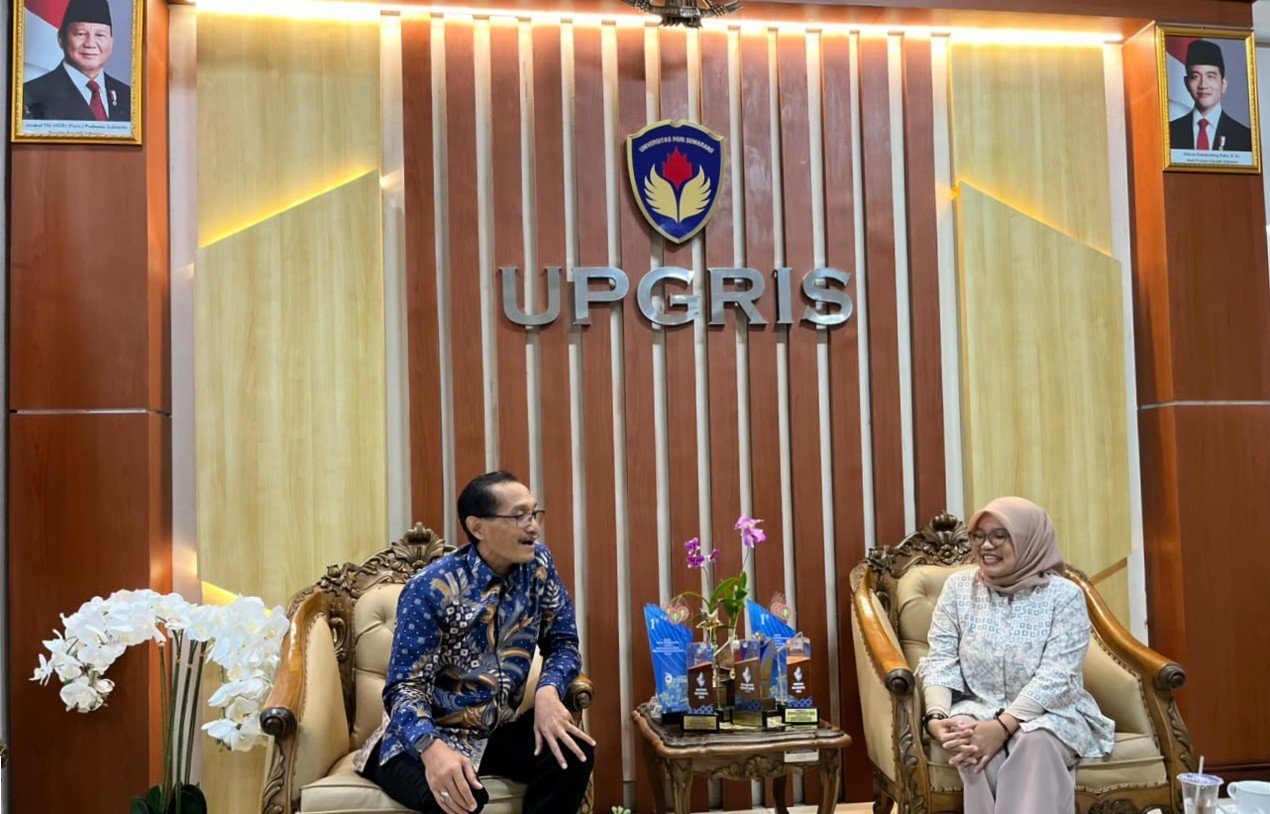 SINERGI - Anggota Bawaslu Demak, Kusfitria Marstyasih, bertemu Rektor UPGRIS Dr. Sapto Budoyo di ruang rektorat UPGRIS, Kamis (20/8/2026)., membahas kerja sama program 'Guru Sahabat Demokrasi.