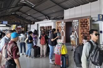 NAIK KA--Pengguna jasa kereta api berada di Stasiun Semarang Tawang. (ist)