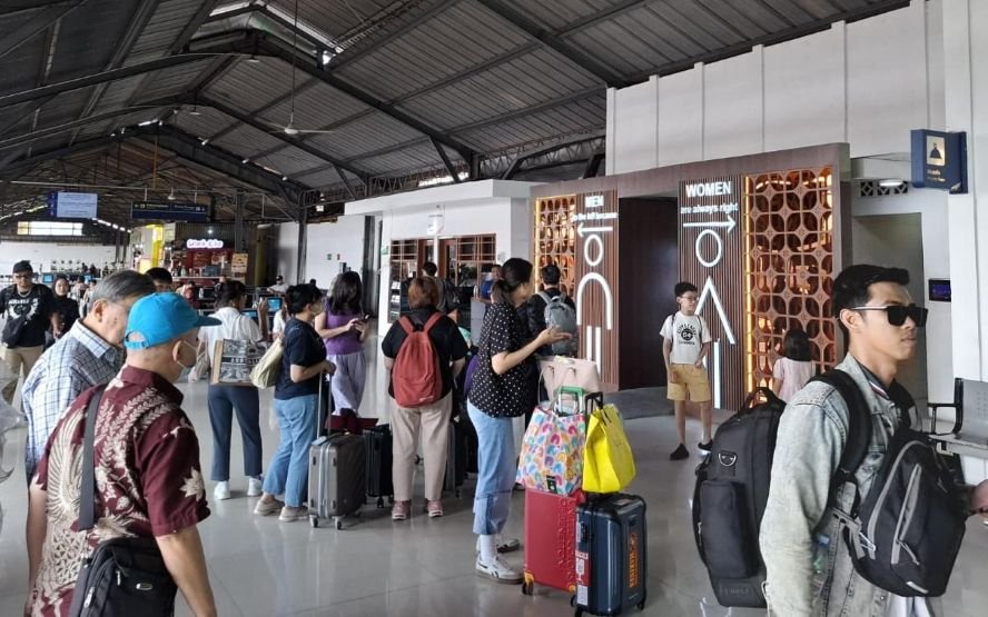 NAIK KA--Pengguna jasa kereta api berada di Stasiun Semarang Tawang. (ist)