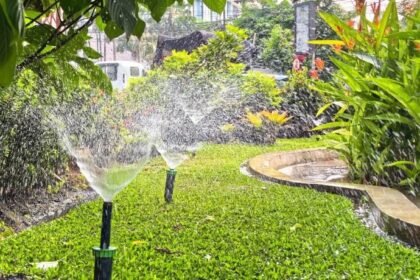 PENYIRAM OTOMATIS--Penyiram otomatis sedang difungsikan di Taman Brilian, Jalan Pandanaran, Kota Semarang. (ist)