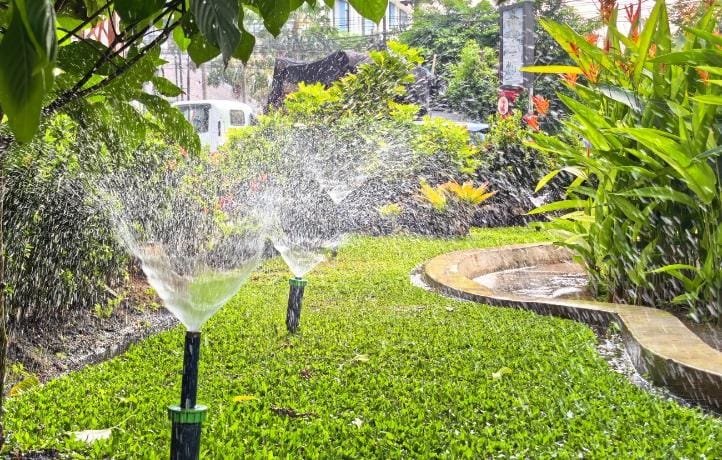PENYIRAM OTOMATIS--Penyiram otomatis sedang difungsikan di Taman Brilian, Jalan Pandanaran, Kota Semarang. (ist)