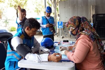 CEK KESEHATAN RUTIN - Daily Health Checking PLN Icon Plus meliputi pemeriksaan tekanan darah, suhu tubuh, denyut nadi, kadar saturasi oksigen, serta kondisi fisik secara umum.