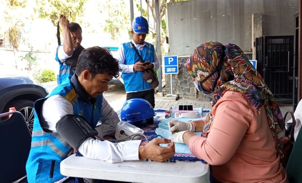 CEK KESEHATAN RUTIN - Daily Health Checking PLN Icon Plus meliputi pemeriksaan tekanan darah, suhu tubuh, denyut nadi, kadar saturasi oksigen, serta kondisi fisik secara umum.