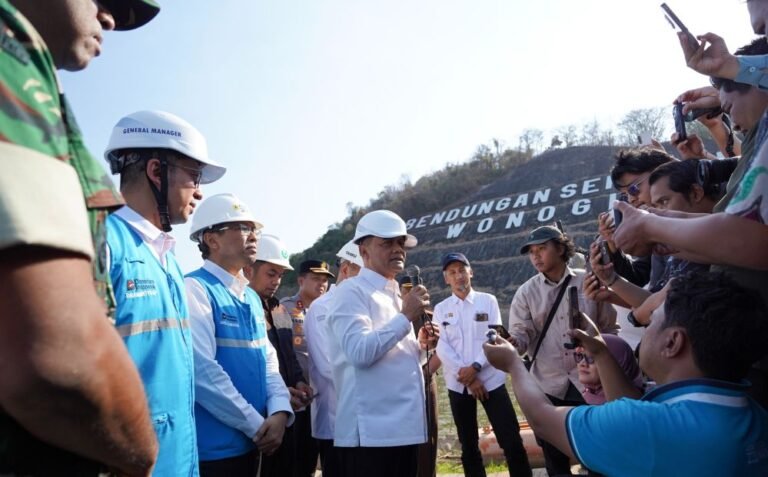 SEDIAKAN JARINGAN ANDAL - PLN Icon Plus mendukung kelancaran Launching dan Groundbreaking Program Pembangkit Listrik Tenaga Surya (PLTS) 100 Gigawatt peak (GWp) di kawasan PLTA Gajah Mungkur, Kabupaten Wonogiri, Jawa Tengah, Selasa (25/8/2026).
