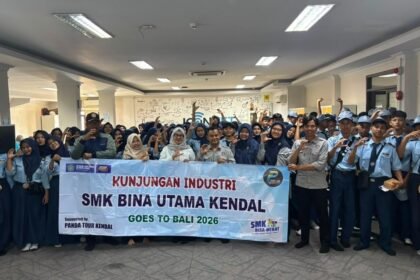 TERIMA KUNJUNGAN - 96 siswa SMK Bina Utama Kendal didampingi enam guru melaksanakan kunjungan industri ke kantor PLN Icon Plus SBU Regional Jawa Bagian Tengah di Semarang.