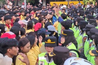 HADANG MASSA--Polisi menghadang massa yang hendak aksi di Tugu Muda Semarang, Rabu 26/8/2026). (bae)