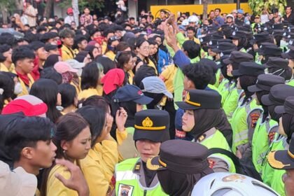 HADANG MASSA--Polisi menghadang massa yang hendak aksi di Tugu Muda Semarang, Rabu 26/8/2026). (bae)