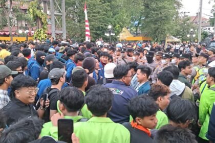 SALING DORONG--Massa yang didominasi mahasiswa lintas kampus adu doromg dengan polisi di Jalan Pemuda Semarang, Rabu (26/8/2026). (bae)