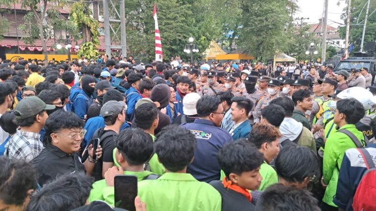 SALING DORONG--Massa yang didominasi mahasiswa lintas kampus adu doromg dengan polisi di Jalan Pemuda Semarang, Rabu (26/8/2026). (bae)