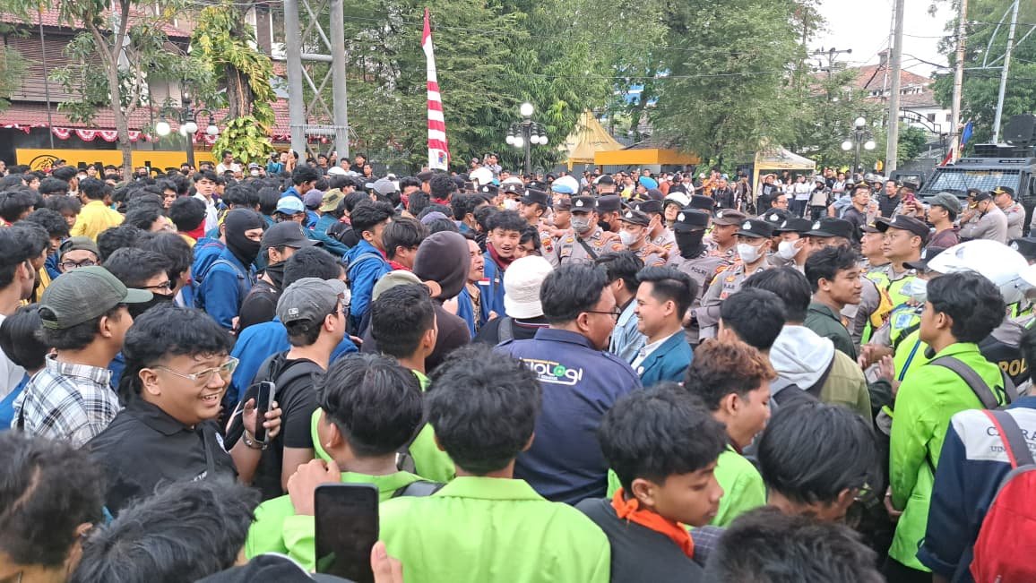 SALING DORONG--Massa yang didominasi mahasiswa lintas kampus adu doromg dengan polisi di Jalan Pemuda Semarang, Rabu (26/8/2026). (bae)