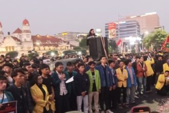 PANTURA - Mahasiswa membacakan Panca Tunturan Rakyat (Pantura) dalam aksi massa yang digelar di sekitar kawasan Tugu Muda Semarang, Rabu (26/8/2026). (dul)