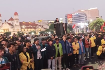 PANTURA - Mahasiswa membacakan Panca Tunturan Rakyat (Pantura) dalam aksi massa yang digelar di sekitar kawasan Tugu Muda Semarang, Rabu (26/8/2026). (dul)