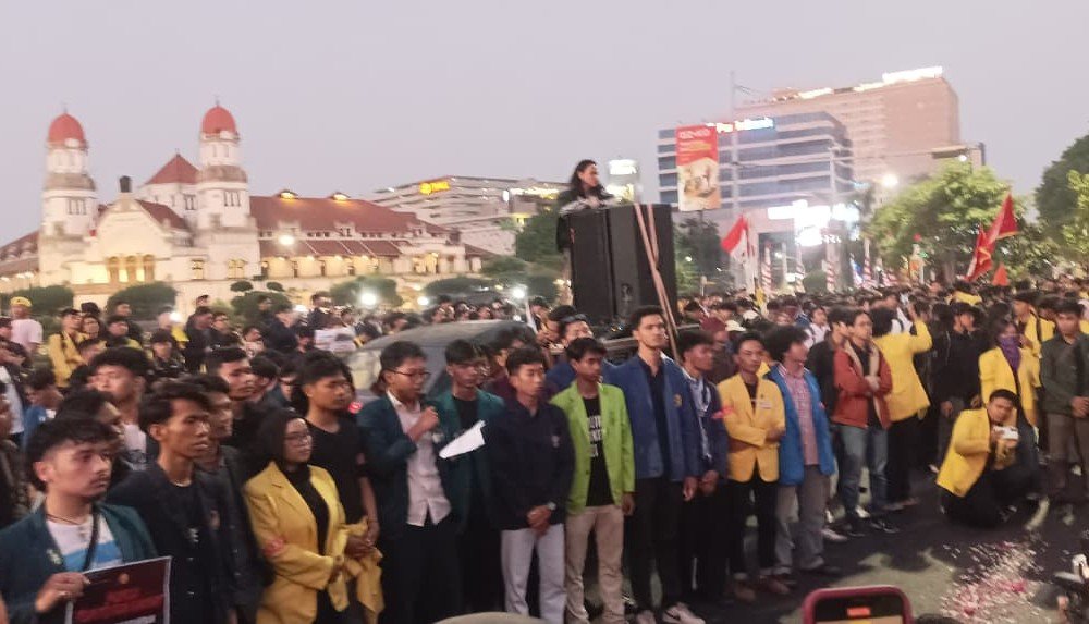 PANTURA - Mahasiswa membacakan Panca Tunturan Rakyat (Pantura) dalam aksi massa yang digelar di sekitar kawasan Tugu Muda Semarang, Rabu (26/8/2026). (dul)