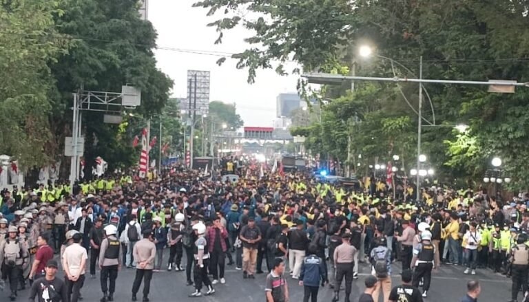 AKSI MAHASISWA SEMARANG RAYA - Mahasiswa Semarang Raya memilih kawasan Tugu Muda sebagai lokasi utama aksi massa, pada Rabu (26/8/2026), lantaran terinspirasi herosime para pahlawan dalam Pertempuran 5 Hari di Semarang. (dul)