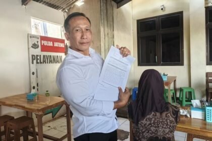 DAMPINGI KORBAN--Zainal Petir bersama korban edit foto cabul AI. (ist)