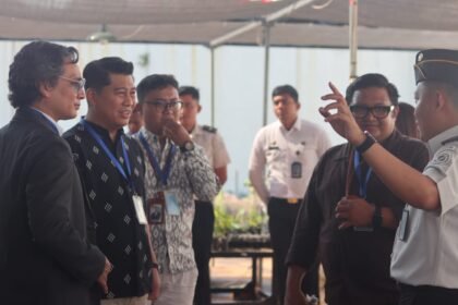 ACARA LAPAS--Kalapas Semarang, Ahmad Tohari (kanan) mengajak rombongan FISIP Undip dan UNODC berkeliling melihat program pembinaan di area penjara. (ist)