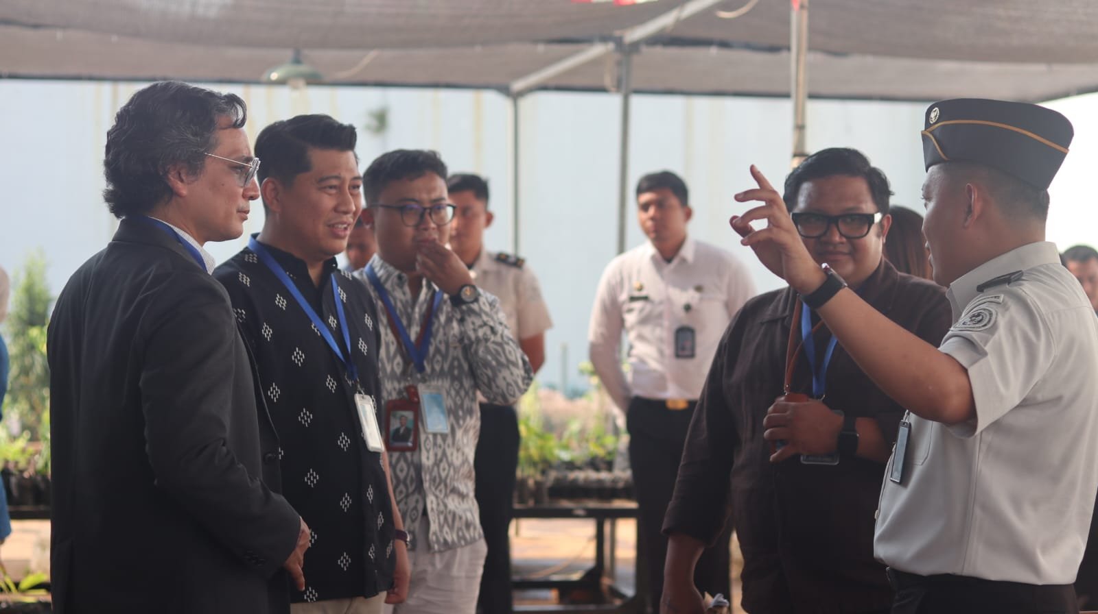 ACARA LAPAS--Kalapas Semarang, Ahmad Tohari (kanan) mengajak rombongan FISIP Undip dan UNODC berkeliling melihat program pembinaan di area penjara. (ist)
