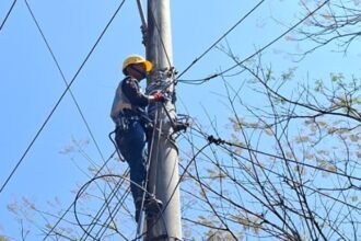 RAPIKAN JARINGAN - Pekerja merapikan kabel jaringan jelang launching dan groundbreaking program PLTS 100 GWp di Waduk Gajah Mungkur, Kabupaten Wonogiri, Jawa Tengah. Pengecekan dan perapian dilakukan agar jaringan PLN Icon Plus dapat diandalkan saat digunakan.