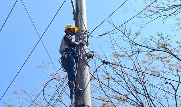 RAPIKAN JARINGAN - Pekerja merapikan kabel jaringan jelang launching dan groundbreaking program PLTS 100 GWp di Waduk Gajah Mungkur, Kabupaten Wonogiri, Jawa Tengah. Pengecekan dan perapian dilakukan agar jaringan PLN Icon Plus dapat diandalkan saat digunakan.
