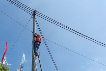 RAPIKAN JARINGAN - Pekerja sedang merapikan infrastruktur jaringan PLN Icon Plus SBU Regional Jawa Bagian Tengah di Kabupaten Bantul, Daerah Istimewa (DI) Yogyakarta.