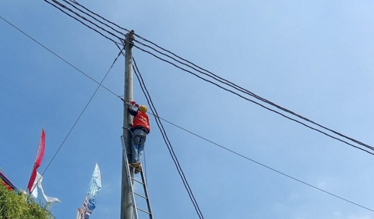 RAPIKAN JARINGAN - Pekerja sedang merapikan infrastruktur jaringan PLN Icon Plus SBU Regional Jawa Bagian Tengah di Kabupaten Bantul, Daerah Istimewa (DI) Yogyakarta.