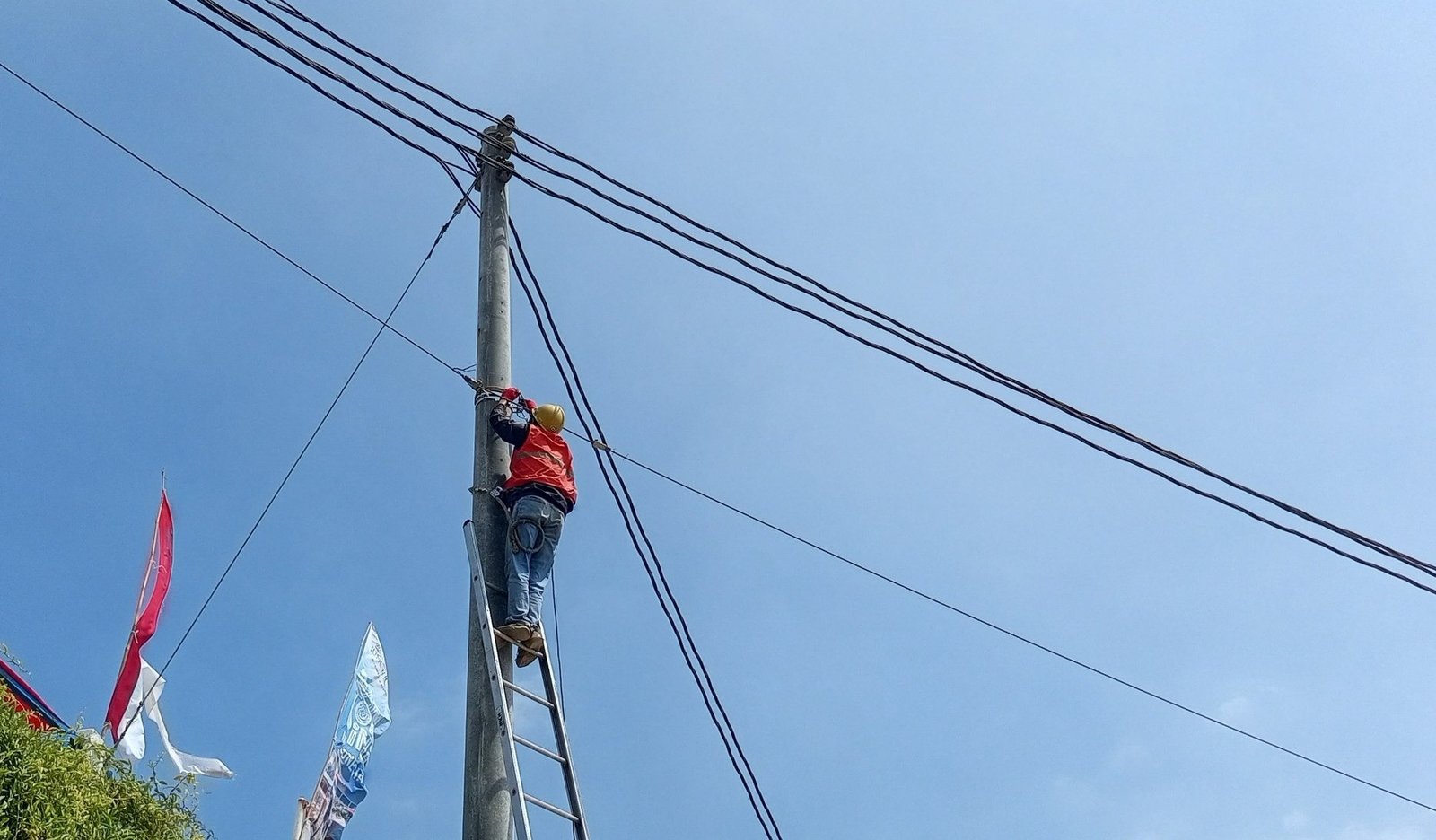 RAPIKAN JARINGAN - Pekerja sedang merapikan infrastruktur jaringan PLN Icon Plus SBU Regional Jawa Bagian Tengah di Kabupaten Bantul, Daerah Istimewa (DI) Yogyakarta.