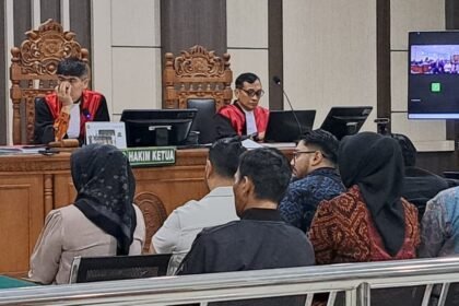 SAKSI KORUPSI--Suami (kemeja putih) dan anak tiri (batik biru) Fadia Arafiq menjadi saksi sidang korupsi, Jumat (28/8/2026). (bae)