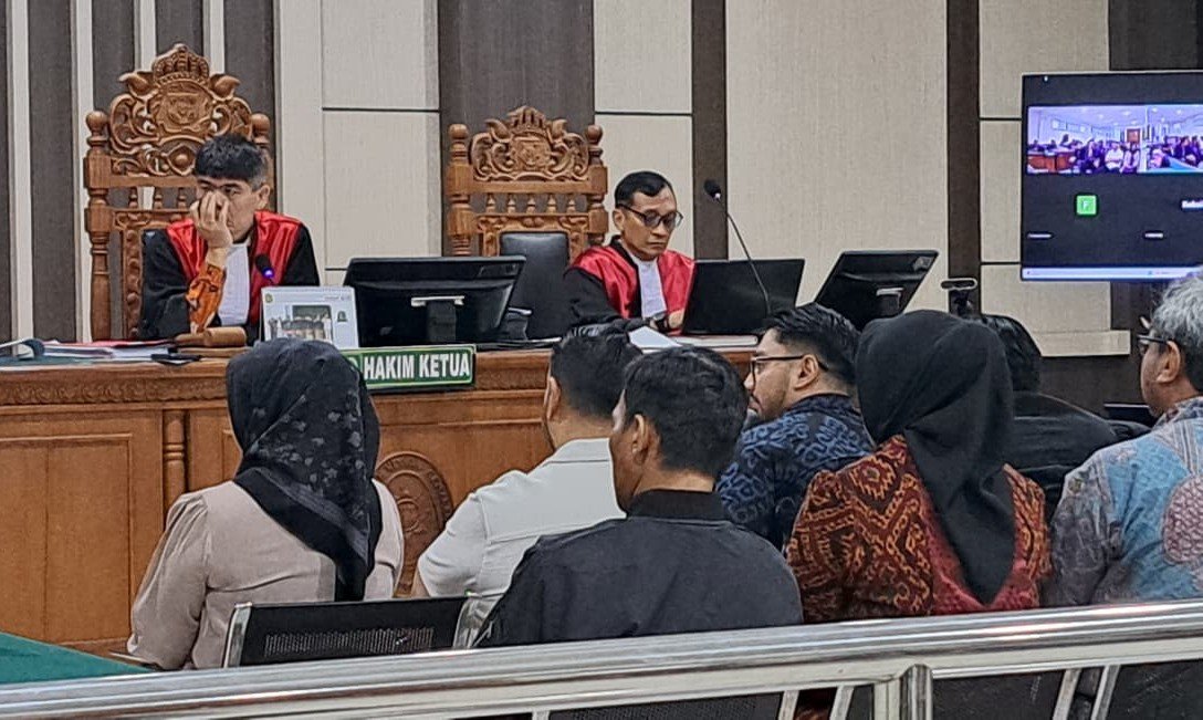 SAKSI KORUPSI--Suami (kemeja putih) dan anak tiri (batik biru) Fadia Arafiq menjadi saksi sidang korupsi, Jumat (28/8/2026). (bae)
