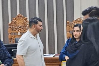 SAPA ISTRI--Suami Fadia Arafiq, Ashraff Abu (kemeja putih) menyapa istrinya usia sidang di Pengadilan Tipikor Semarang, Jumat (28/8/2026). (bae)