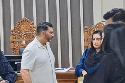 SAPA ISTRI--Suami Fadia Arafiq, Ashraff Abu (kemeja putih) menyapa istrinya usia sidang di Pengadilan Tipikor Semarang, Jumat (28/8/2026). (bae)