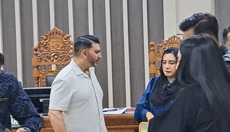 SAPA ISTRI--Suami Fadia Arafiq, Ashraff Abu (kemeja putih) menyapa istrinya usia sidang di Pengadilan Tipikor Semarang, Jumat (28/8/2026). (bae)