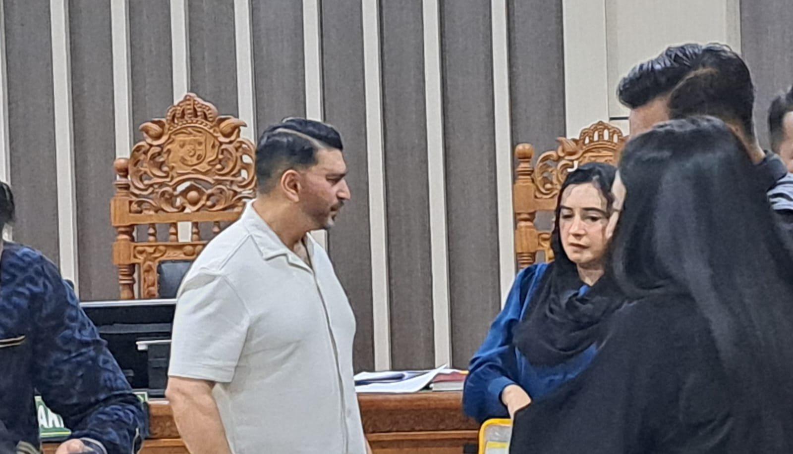 SAPA ISTRI--Suami Fadia Arafiq, Ashraff Abu (kemeja putih) menyapa istrinya usia sidang di Pengadilan Tipikor Semarang, Jumat (28/8/2026). (bae)