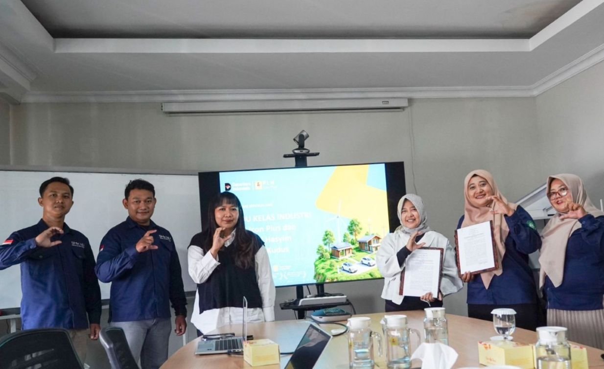 TEKEN MOU - PLN Icon Plus menjalin kerja sama dengan SMK NU Hasyim Asy’ari 2 Kudus untuk pengembangan Kelas Industri pada jurusan Teknik Jaringan Komputer dan Telekomunikasi (TJKT).