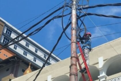 PERAPIAN JARINGAN - Tim PLN Icon Plus melakukan pemeriksaan kondisi instalasi di kawasan RS Moewardi Solo, kemudian menata kembali jalur kabel.