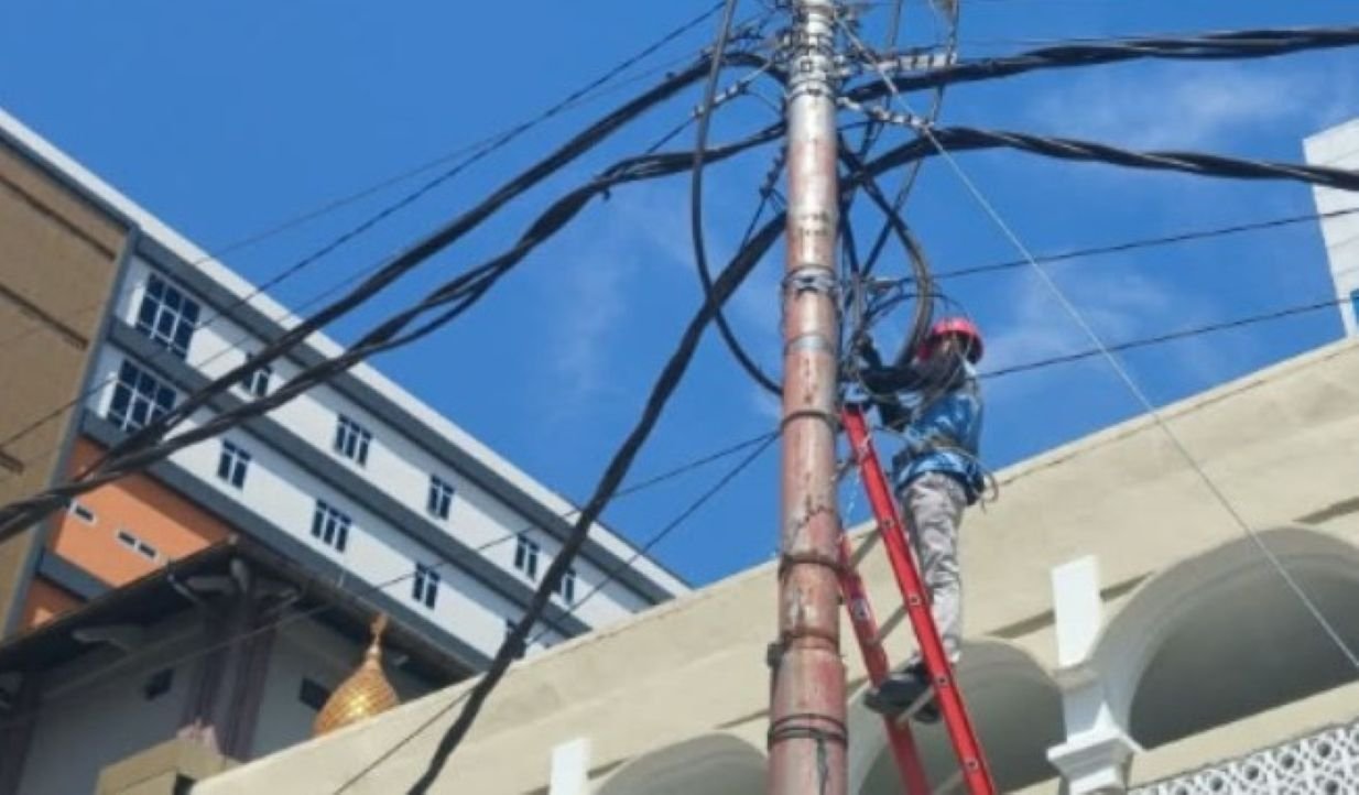 PERAPIAN JARINGAN - Tim PLN Icon Plus melakukan pemeriksaan kondisi instalasi di kawasan RS Moewardi Solo, kemudian menata kembali jalur kabel.