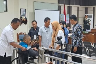 SAKSI SIDANG--Kepala Desa Sidoluhur, Sudardi duduk di kursi roda saat bersaksi di sidang korupsi Bupati Pati, Sudewo, di Semarang, Senin (10/8/2026). (bae)