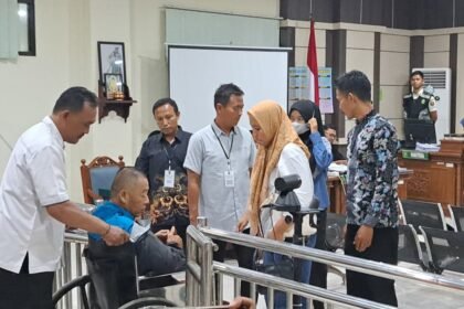 SAKSI SIDANG--Kepala Desa Sidoluhur, Sudardi duduk di kursi roda saat bersaksi di sidang korupsi Bupati Pati, Sudewo, di Semarang, Senin (10/8/2026). (bae)