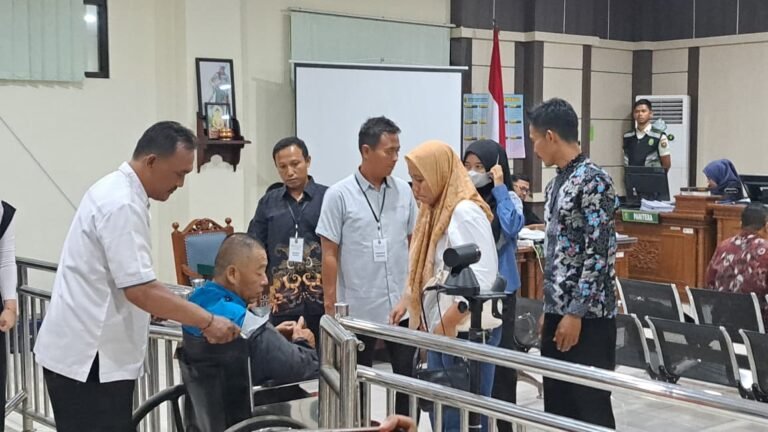 SAKSI SIDANG--Kepala Desa Sidoluhur, Sudardi duduk di kursi roda saat bersaksi di sidang korupsi Bupati Pati, Sudewo, di Semarang, Senin (10/8/2026). (bae)