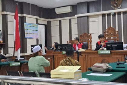 SIDANG TPPU--Terdakwa kasus TPPU, Gus Yazid (kemeja hijau), di hadapan majelis hakim, meminta pihak lain ditersangkakan. (bae)