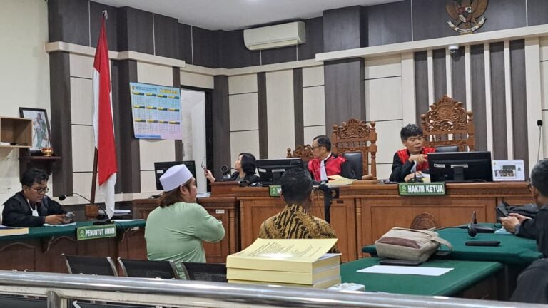 SIDANG TPPU--Terdakwa kasus TPPU, Gus Yazid (kemeja hijau), di hadapan majelis hakim, meminta pihak lain ditersangkakan. (bae)