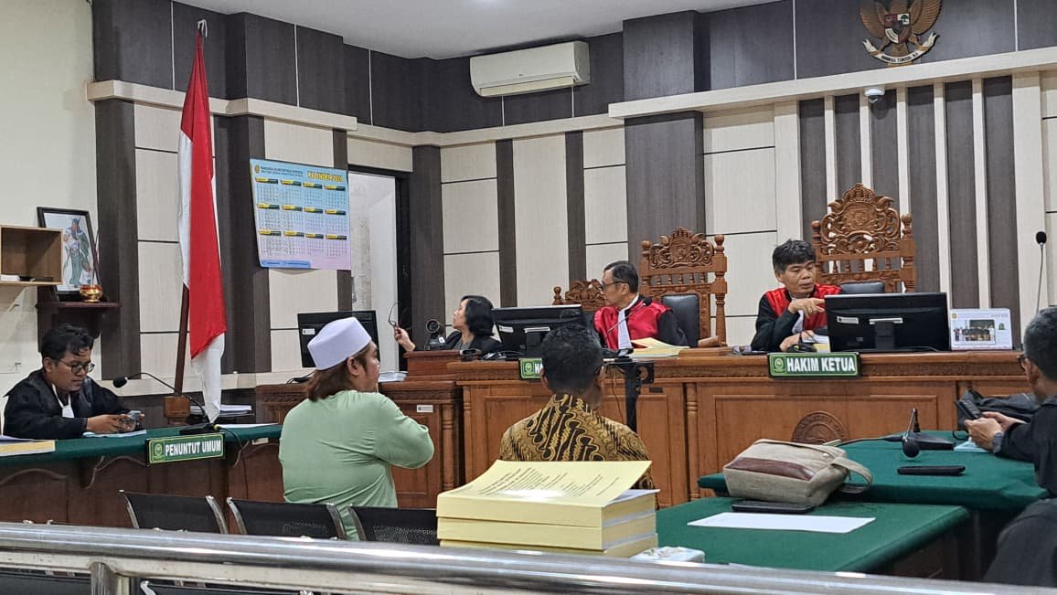 SIDANG TPPU--Terdakwa kasus TPPU, Gus Yazid (kemeja hijau), di hadapan majelis hakim, meminta pihak lain ditersangkakan. (bae)