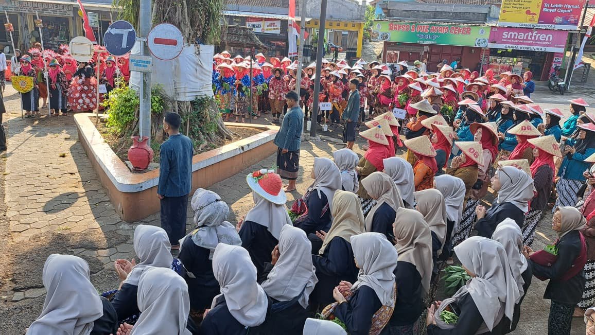 UPACARA HUT RI--Warga Kandri melaksanakan upacara HUT RI dengan tema petani dan proseainya menggunakan Bahasa Jawa, Senin (17/8/2026). (bae)