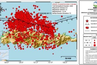 RIBUAN GEMPA SUSULAN - Pulau Flores di NTT terus diguncang gempa susulan, setelah gempa pertama terjadi pada Sabtu (15/8/2026) lalu. Peta dari BMKG menunjukkan sebaran titik gempa susulan. (ist)
