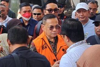 TERDAKWA KORUPSI--Terdakwa korupsi, Sudewo Bupati Pati nonaktif, menemui pendukungnya usai sidang di Semarang, Rabu (5/8/2026). (bae)