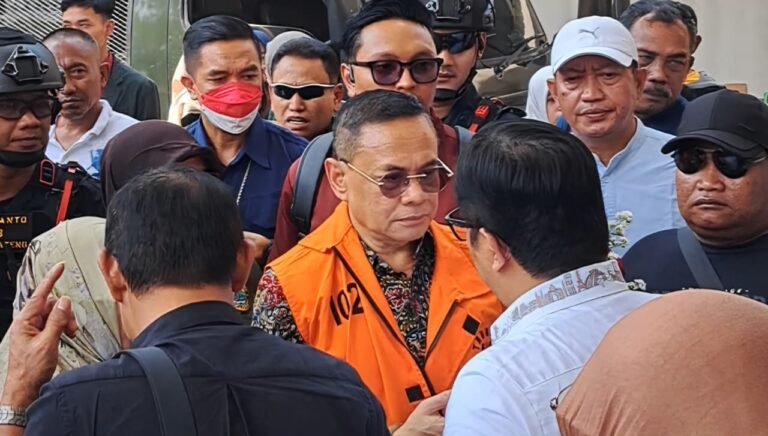 TERDAKWA KORUPSI--Terdakwa korupsi, Sudewo Bupati Pati nonaktif, menemui pendukungnya usai sidang di Semarang, Rabu (5/8/2026). (bae)