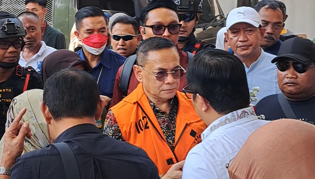 TERDAKWA KORUPSI--Terdakwa korupsi, Sudewo Bupati Pati nonaktif, menemui pendukungnya usai sidang di Semarang, Rabu (5/8/2026). (bae)