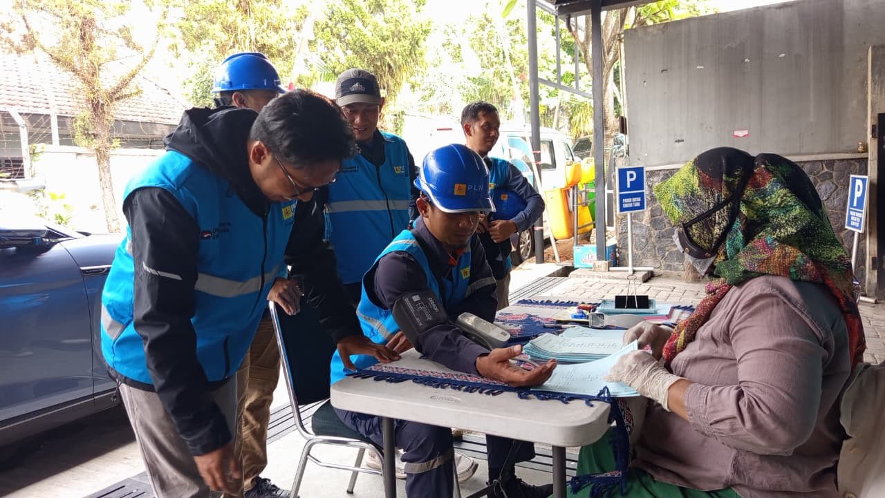 PEMERIKSAAN KESEHATAN RUTIN - Daily Health Checking PLN Icon Plus meliputi pemeriksaan tekanan darah, suhu tubuh, denyut nadi, kadar saturasi oksigen, serta kondisi fisik secara umum.