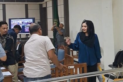 SIDANG KORUPSI--Bupati Pekalongan nonaktif Fadia Arafiq (kanan) berdiri usai sidang di Pengadilan Tipikor Semarang, Jumat (21/8/2026). (bae)